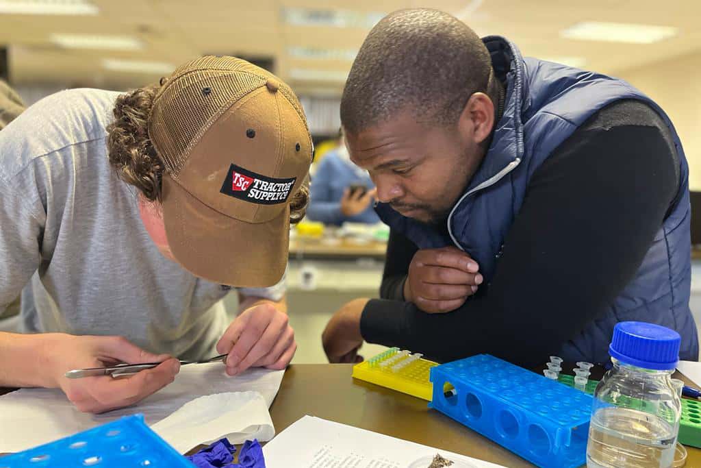 Microscopy techniques training for visiting graduate students