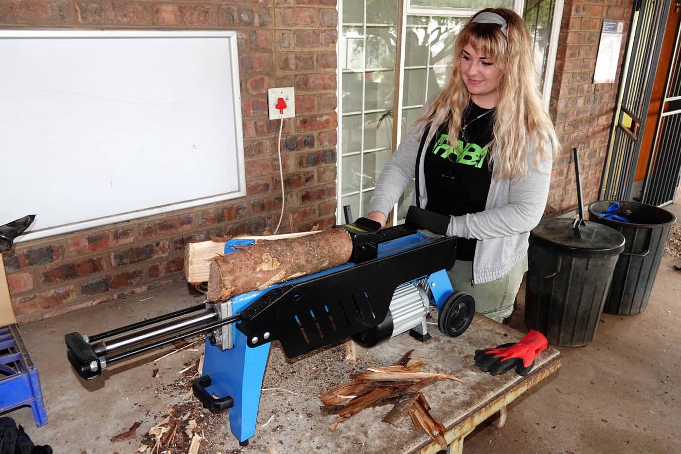 Stompie Gonzales makes light work of log splitting