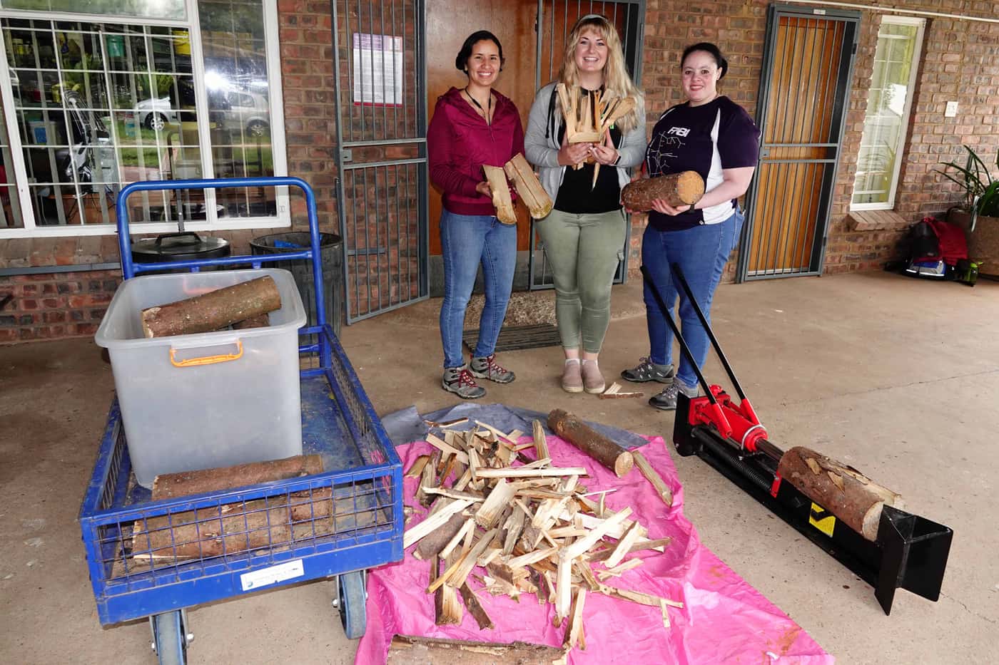 Stompie Gonzales makes light work of log splitting