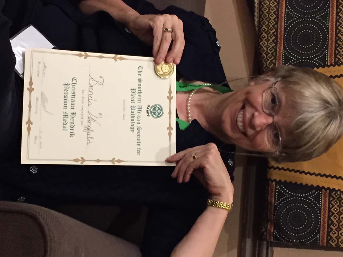 Prof. Brenda Wingfield receives the Christiaan Hendrik Persoon medal
