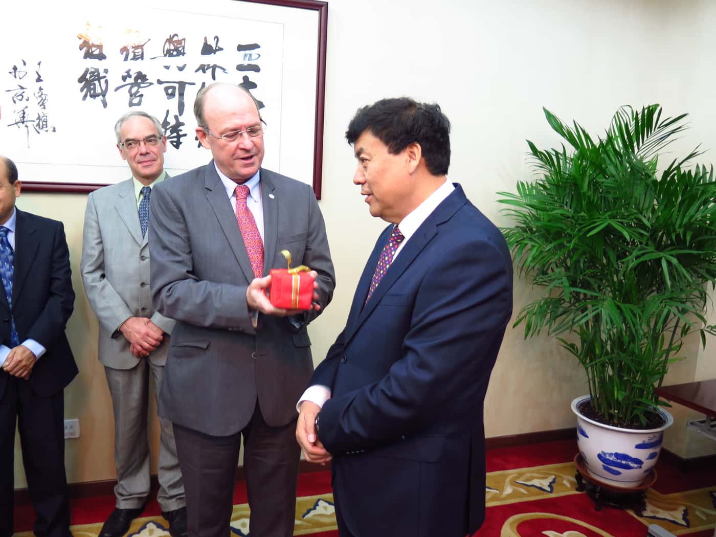 Mike Wingfield presides over signing of IUFRO MoU in Beijing