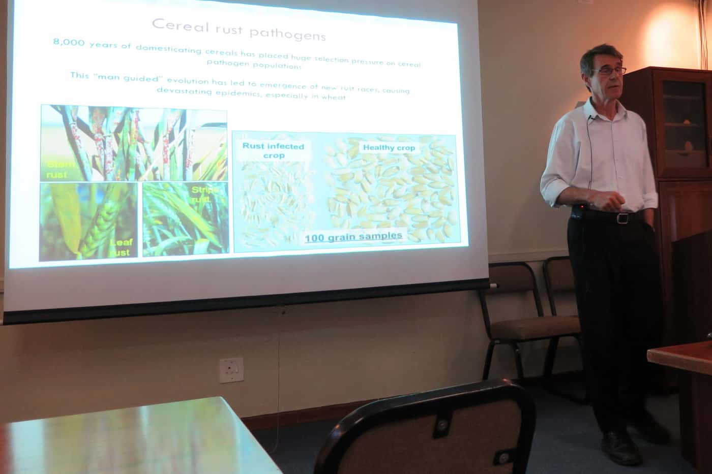 Eminent plant pathologist presents a special seminar at FABI on cereal rust pathogens in Australia