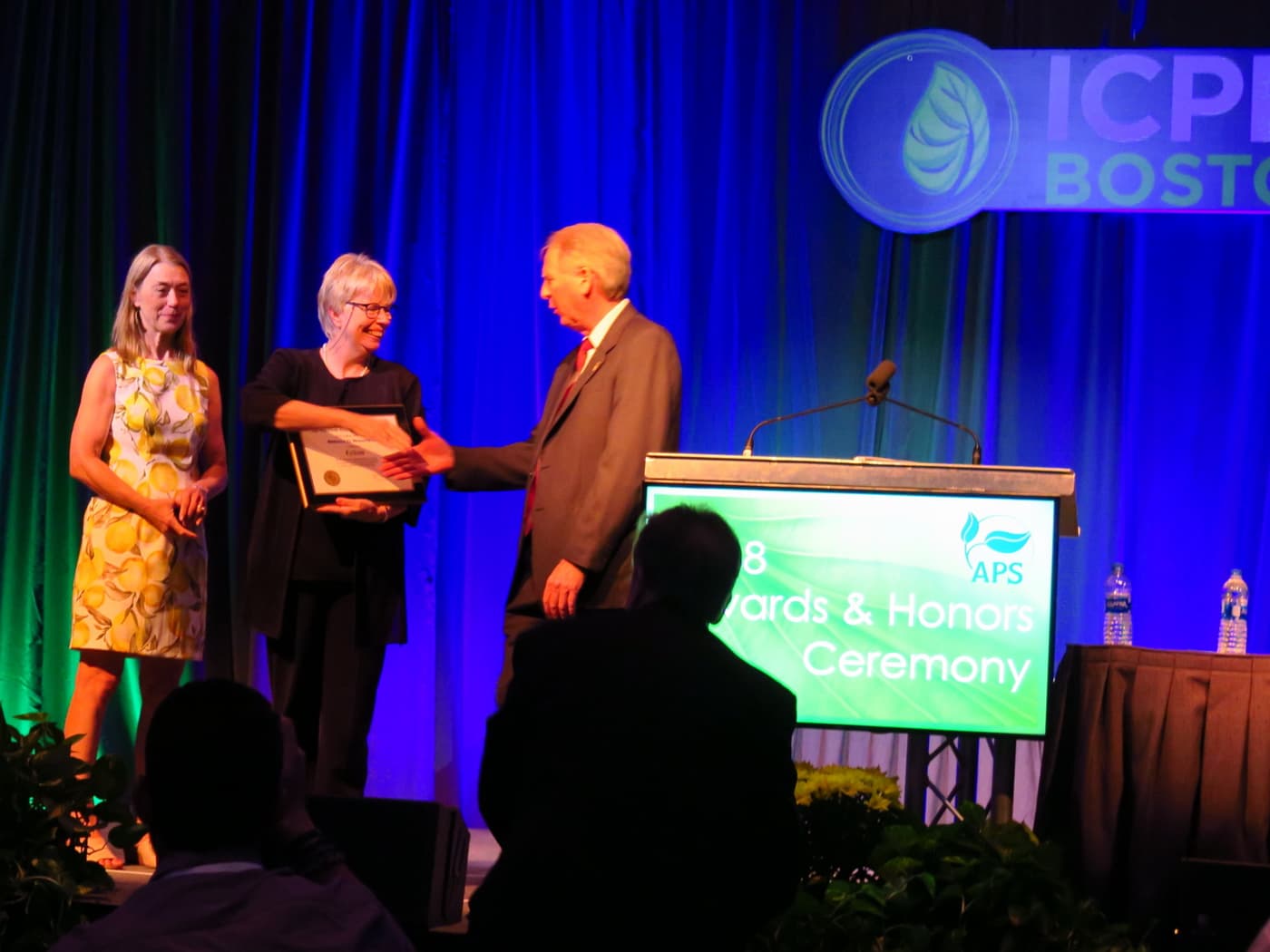 Prof Brenda Wingfield awarded Fellowship of the American Phytopathological Society