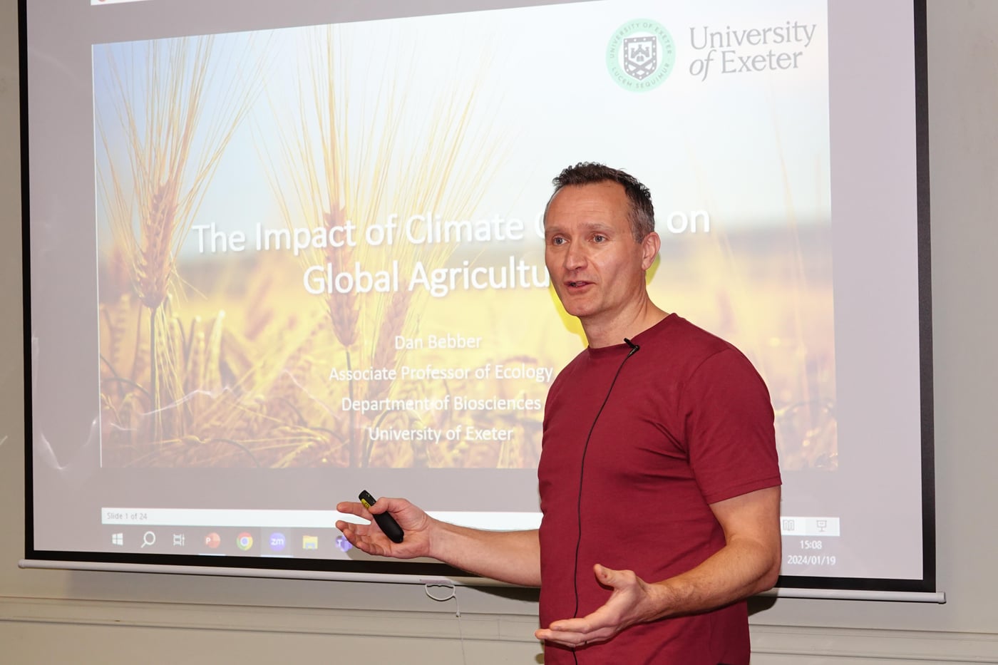 Prof. Dan Bebber discusses global crop pest and pathogen risks at a FABI special seminar