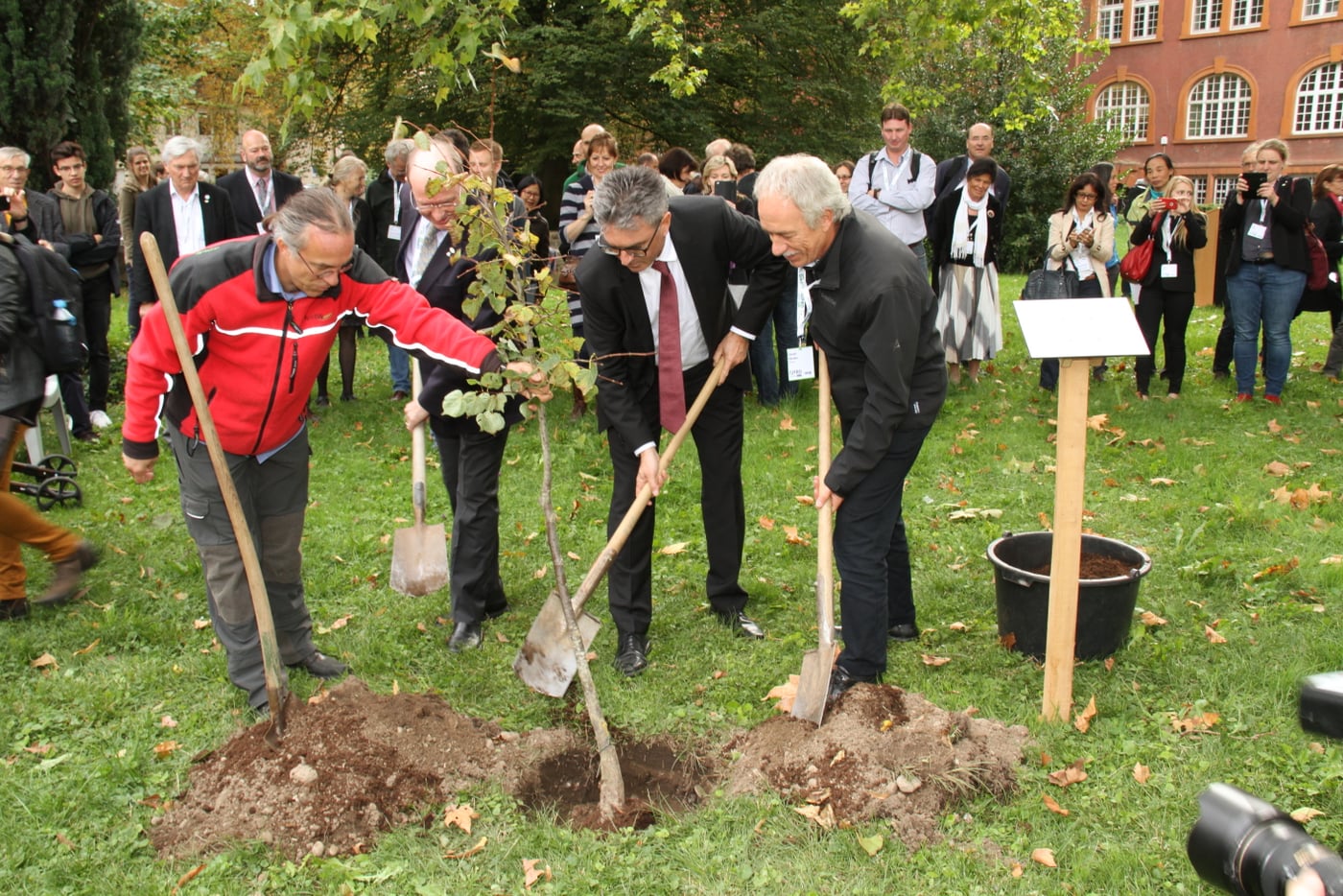 IUFRO President officiates at tree planting ceremony