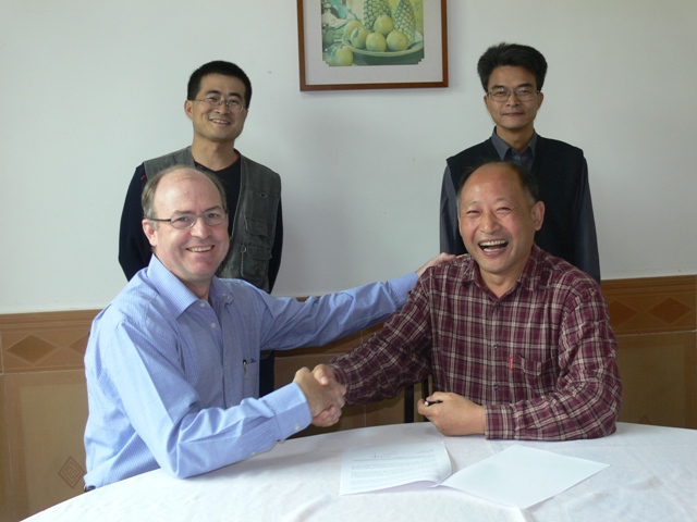 Signing a Memorandum of Understanding by Mr. JieFeng Liu (Director of CERC) and Prof. Mike Wingfield (Director of FABI).